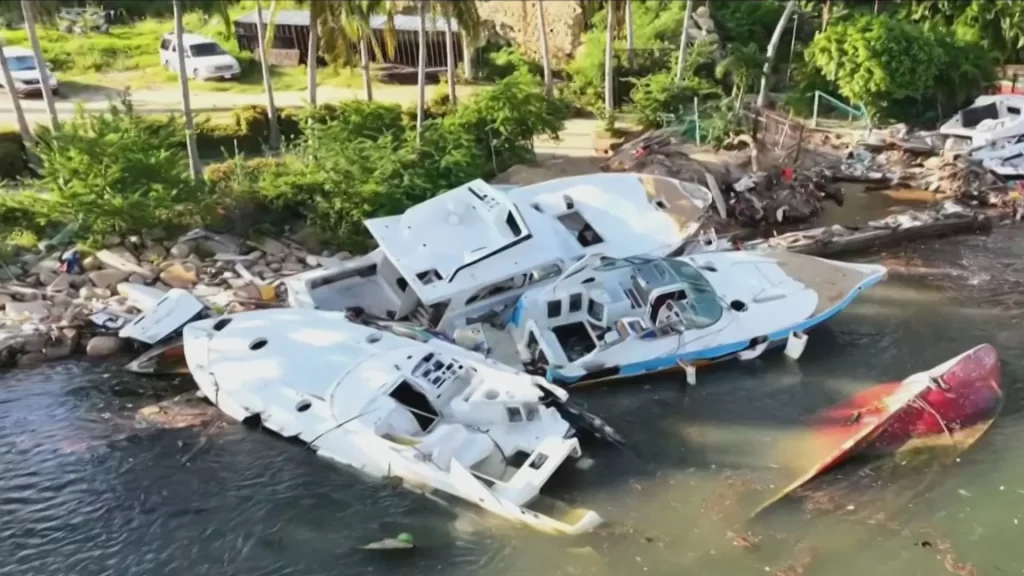 Permanecen Embarcaciones Abandonadas en Playas de Acapulco de Cara a las Vacaciones