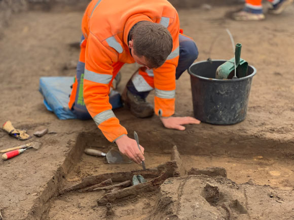 Fragmentos de casco romano, varias armas encontradas en Dinamarca