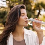 ¿Qué Cantidad de Agua Deberías Beber Al Día? Una Gastroenteróloga Experta Tiene la Respuesta