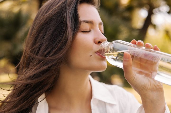 ¿Qué Cantidad de Agua Deberías Beber Al Día? Una Gastroenteróloga Experta Tiene la Respuesta