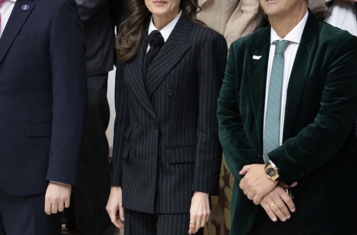 Letizia impacta con un traje masculino de raya diplomática y la tendencia lavallière en el día de las enfermedades raras