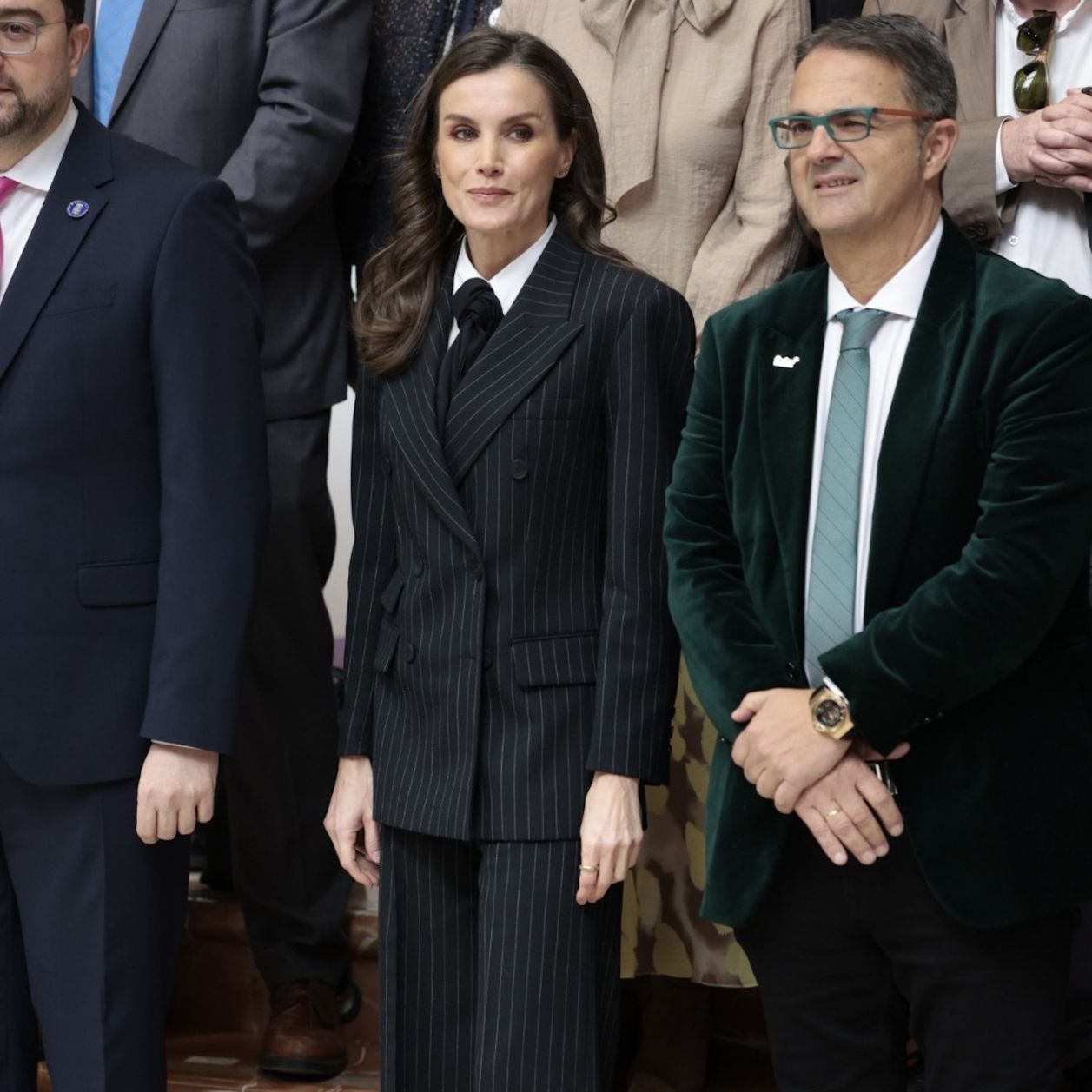 Letizia impacta con un traje masculino de raya diplomática y la tendencia lavallière en el día de las enfermedades raras