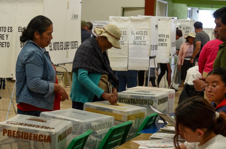 Satisfacción con la democracia rompe récord en México: Encuesta