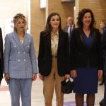 Letizia Marca Tendencia en Almería Con El Pantalón de Cuero que Arrasará Entre Las Mujeres de 50 Esta Primavera