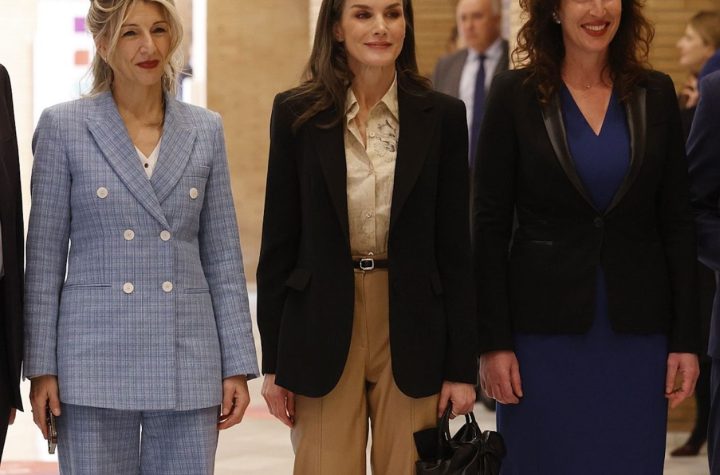 Letizia Marca Tendencia en Almería Con El Pantalón de Cuero que Arrasará Entre Las Mujeres de 50 Esta Primavera