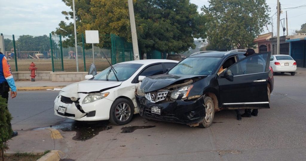 Conductora aparentemente se pasa un alto y choca contra otro vehículo en Los Mochis