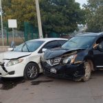 Conductora aparentemente se pasa un alto y choca contra otro vehículo en Los Mochis