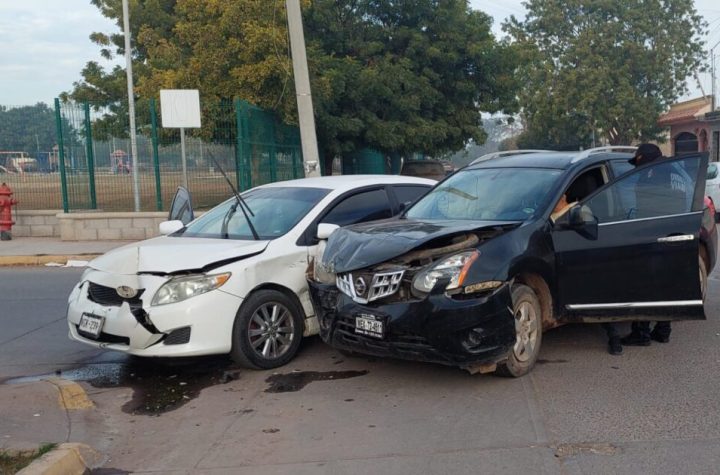 Conductora aparentemente se pasa un alto y choca contra otro vehículo en Los Mochis