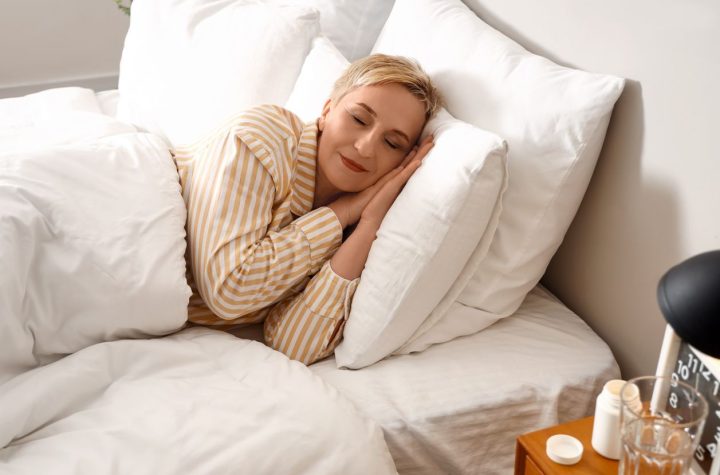 Arrugas del Sueño: Las 5 Mejores Posturas para Dormir que te Ayudan A Evitarlas desde Hoy