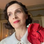 Juliette Binoche Arrasa en la Ceremonia inaugural de la 77ª Edición de Cannes con un look que recuerda una madonna