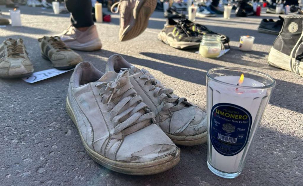 Con velas, zapatos y recreación del rancho en Teuchitlán, protestan en el Zócalo de la CDMX; “abracen a sus hijos como si fuera el mío” | El Universal