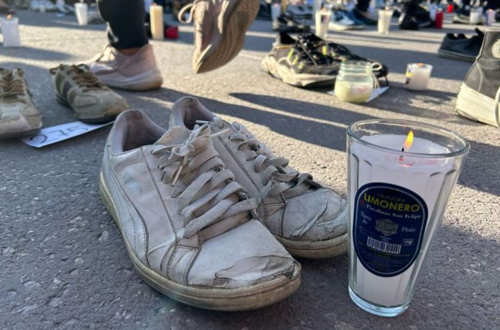 Con velas, zapatos y recreación del rancho en Teuchitlán, protestan en el Zócalo de la CDMX; “abracen a sus hijos como si fuera el mío” | El Universal
