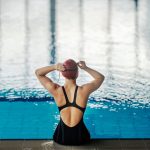 Esta es la Distancia Que Deberías Nadar en la Piscina para Peso Peso, Según dos Abrenadores Profesionales