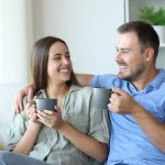 10 Señales Claras que DemUrestan Que le Gustas Mucho (Aunque Nunca Lo Diga en Voz Alta)