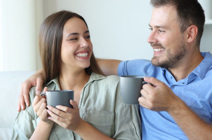 10 Señales Claras que DemUrestan Que le Gustas Mucho (Aunque Nunca Lo Diga en Voz Alta)