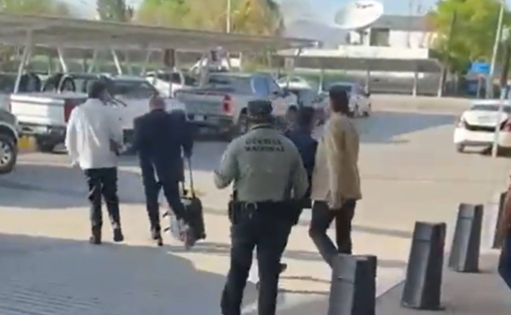 Empresario confronta a Javier Corral en aeropuerto de Chihuahua; senador habría realizado burlas