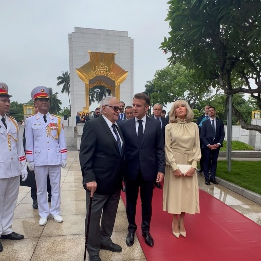 Emmanuel Macron Responde al Gesto Viral de Brigitte en Su Llegada a Hanói: «Solo estábamos bromoano»