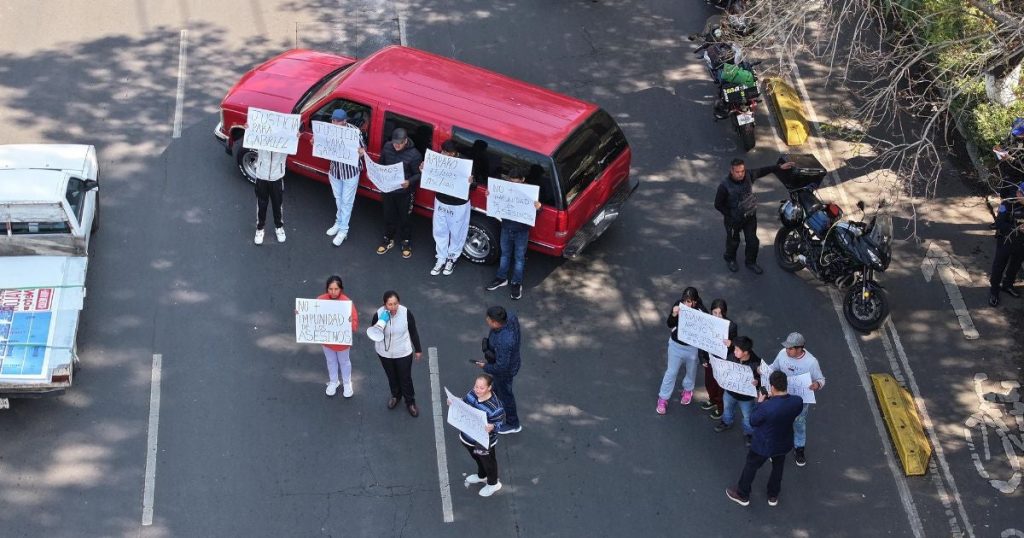 Familiares de Gabriel López Millán, joven asesinado en Edomex bloquearon avenida Revolución en CDMX