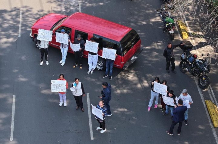 Familiares de Gabriel López Millán, joven asesinado en Edomex bloquearon avenida Revolución en CDMX