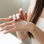 Ana Molina, Dermatóloga: «La Mayoría de la Gente Solo SE Aplica 1/4 Parte del Protector Solar Que Debería Ponerse»