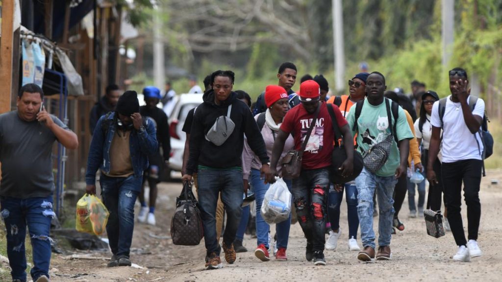 Migrantes cubanos se conforman con el sueño mexicano por Trump