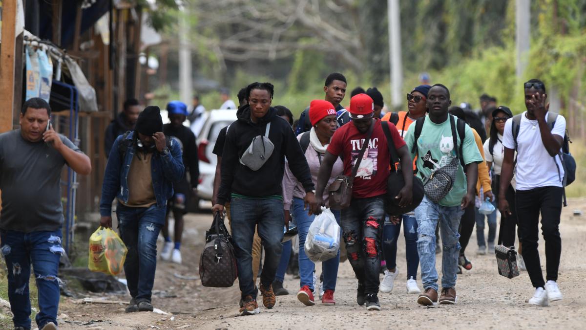Migrantes cubanos se conforman con el sueño mexicano por Trump