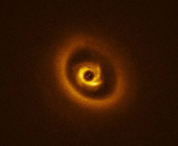 Los astrónomos pueden haber atrapado al gigante de gases aún formador alrededor de Rik 113