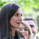 Letizia Sorprende en Burela Con Una Blusa Boho de Rayas Azul y Blanca: Ideal para ir Fresquita sin ensenar Brazos
