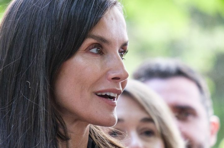 Letizia Sorprende en Burela Con Una Blusa Boho de Rayas Azul y Blanca: Ideal para ir Fresquita sin ensenar Brazos
