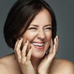 Así es cómo este Corte Bob A capas transforma su rostro desespués de los 50: Volumen de suma, Frescura y con efecto levantamiento