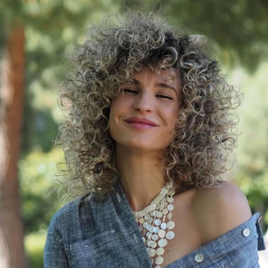 Sheila Casas Comarte Su Rutina Curly de 5 Pasos Para Presumir de Rizos Con Volumen y Cero Encrespamiento