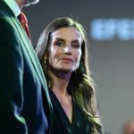 Letizia Cambia sus Clásicos Mary Jane Negros por Unos Rojos en Montserrat: El Tque de color en tendencia para verano