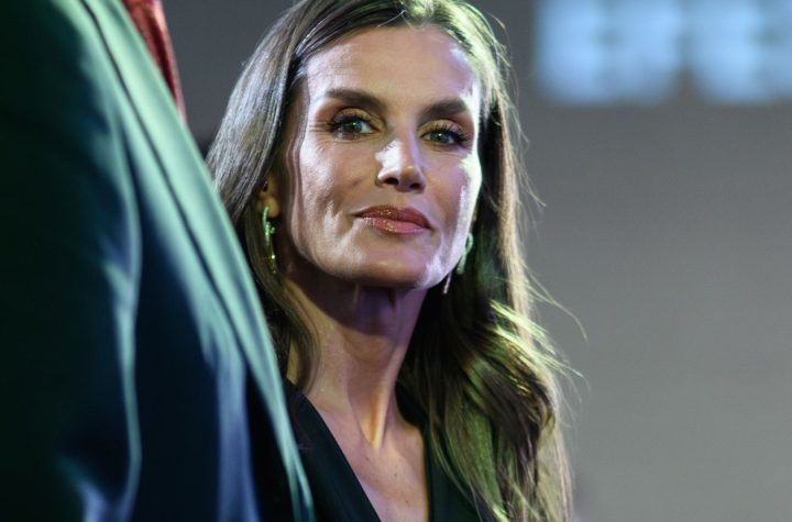 Letizia Cambia sus Clásicos Mary Jane Negros por Unos Rojos en Montserrat: El Tque de color en tendencia para verano