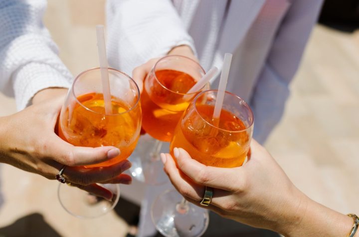 ‘Aperol Spritz Nails’: El Tono de Umas, Inspirado en El Cocctel Popular Del Verano, Que Está Arrasando Esta temporada