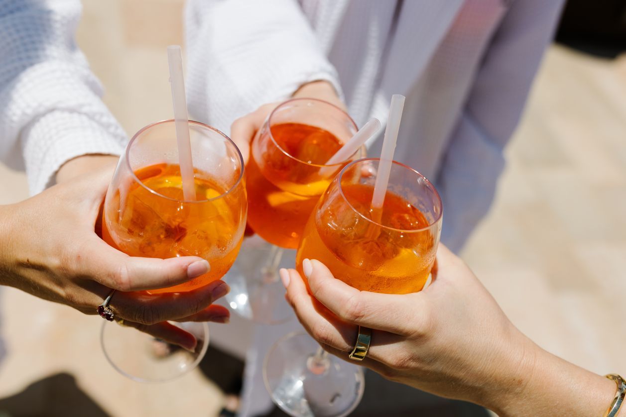 ‘Aperol Spritz Nails’: El Tono de Umas, Inspirado en El Cocctel Popular Del Verano, Que Está Arrasando Esta temporada