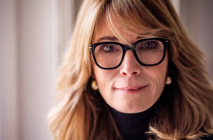 Parece Rubio, Pero no lo es: Así es el color de pelo ‘caramelo de miel’ que está Arrasando entre las Mujeres de 60
