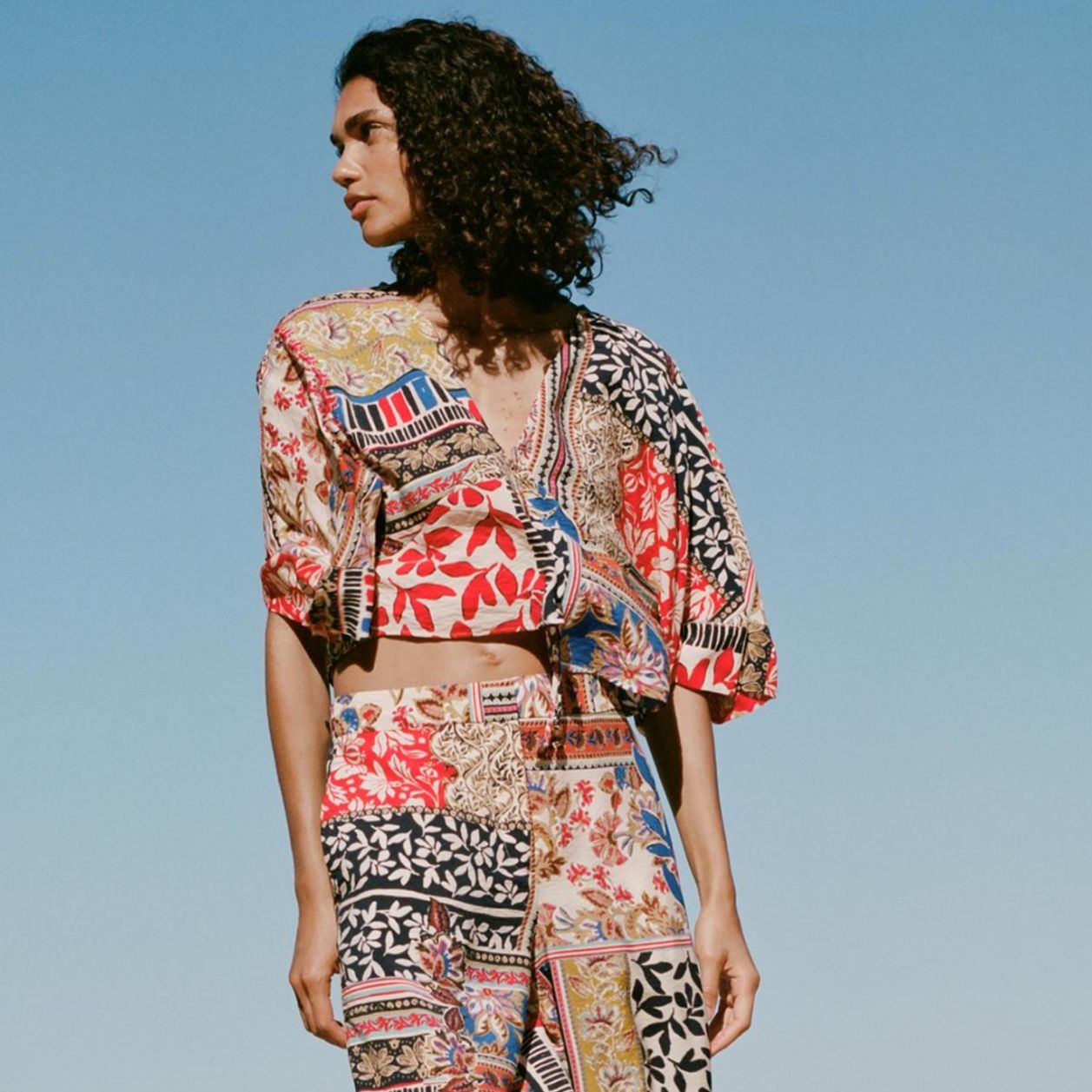 Pantalones Hippies Sí, Pero Estos: Zara Rebaja Sus 7 Modelos Más Estilosos para Bohemias Elegantes de 50 (Desde 12 €)