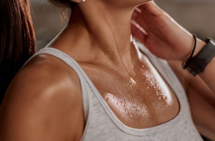 El Error Común que Muchas Mujeres Cometen Con El Sudor Bajo El Pecho en Verano, Según una dermatólgano