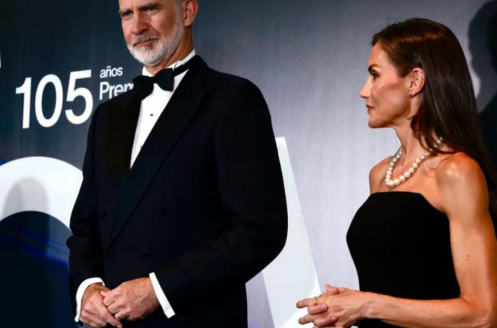 Letizia Arrasa Con Un Vestido Palabra de Honor Superelegante que Ya Tiene Clon Low Costo (Y Cuesta Solo 16 Euros)