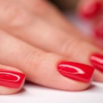 Unas Rojas Elegantes: 7 Ideas Bonitas y Delicadas que Realzan El Moreno y Te Inspirarán para Probar Algo Nuevo