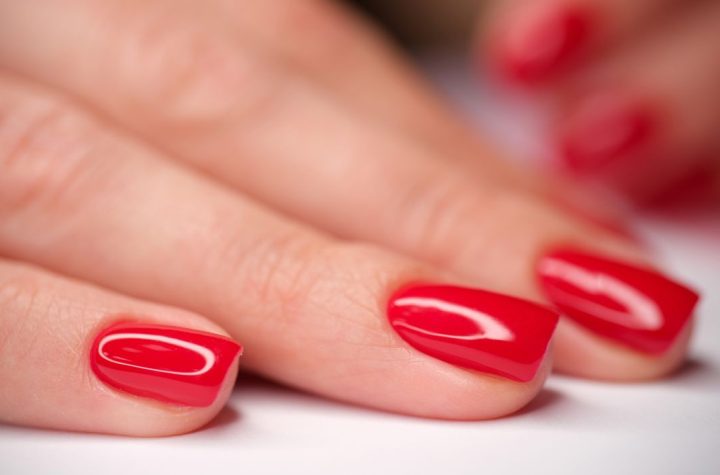 Unas Rojas Elegantes: 7 Ideas Bonitas y Delicadas que Realzan El Moreno y Te Inspirarán para Probar Algo Nuevo