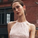Zara Agotará este Vestido Rosa Con Cuello Halter y Acabado Desflecado: Ideal para invitadas románicas (por solo 39,95 €)
