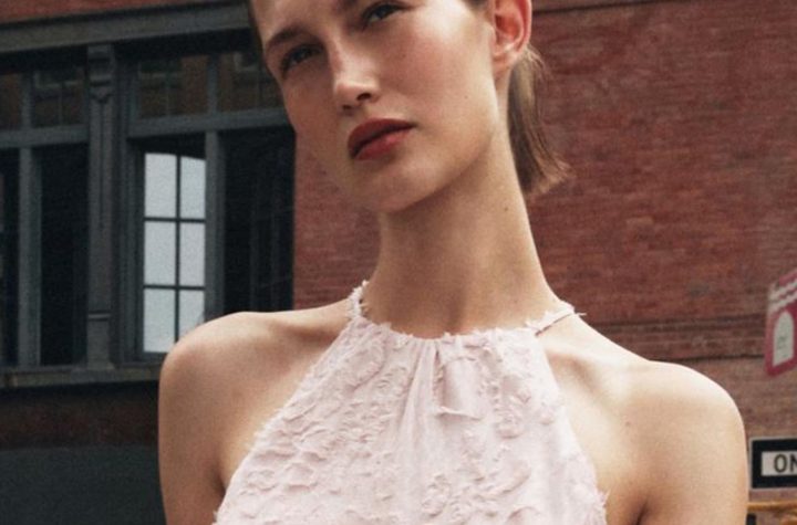 Zara Agotará este Vestido Rosa Con Cuello Halter y Acabado Desflecado: Ideal para invitadas románicas (por solo 39,95 €)