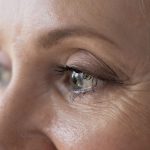 CEJAS FINAS Y ESCASAS: La Técnica del «Triángulo Dorado» que lo Cambia TODO para rejuvenecer el Rostro despues de los 60