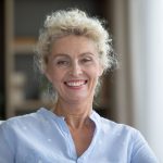Maquillarse Después de Los 60: Los 6 errores más comunes que envejecen el Rostro (y cómo evitarlos), según un experto