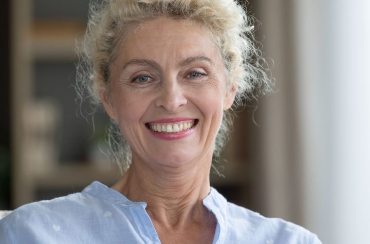 Maquillarse Después de Los 60: Los 6 errores más comunes que envejecen el Rostro (y cómo evitarlos), según un experto